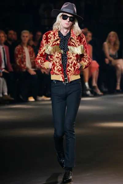 Look 16